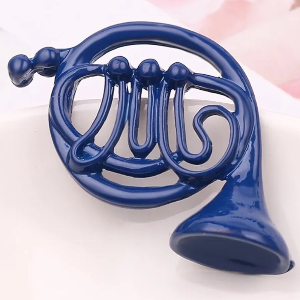 HOW I MET YOUR MOTHER BLUE FRENCH HORN ENAMEL LAPEL PIN BROOCH NWT
